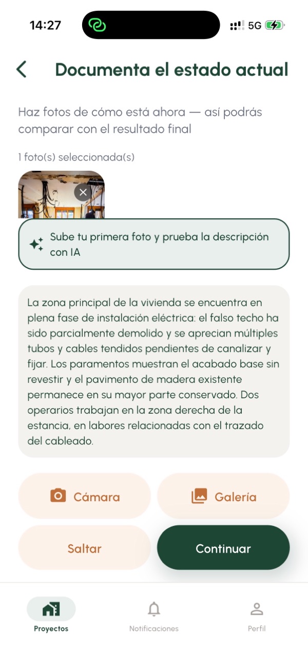 Pantalla con una foto del estado actual de la obra y la descripción técnica generada por IA debajo